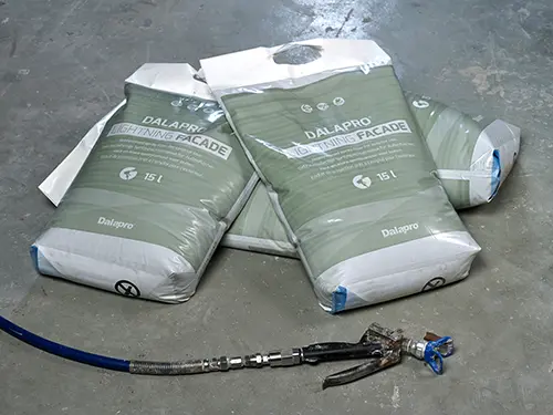 Dalapro Lightning Facade – a grey ready-mixed spray filler for repairs outdoors and indoors 
